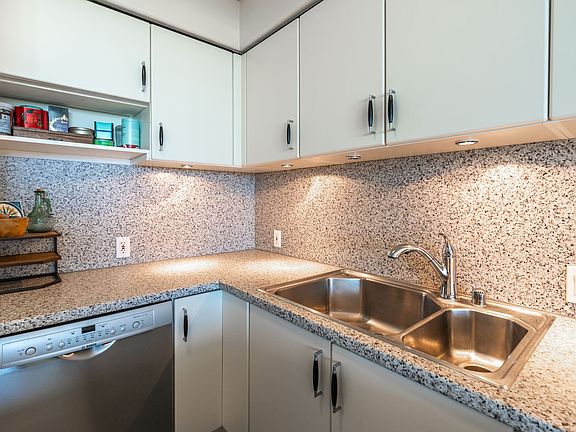 5th image of 801 S King St APT 2603