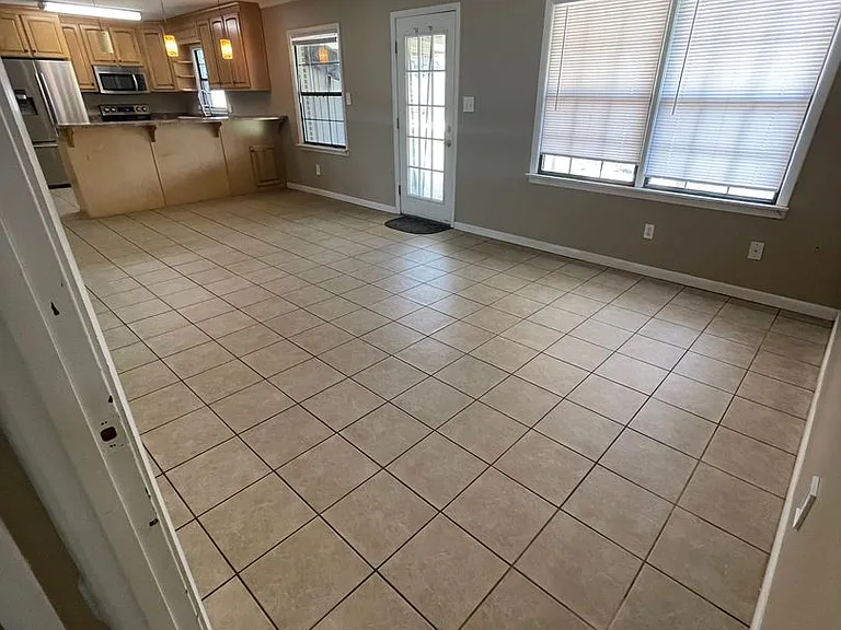 306 Meadowlark Ln — Photo 3