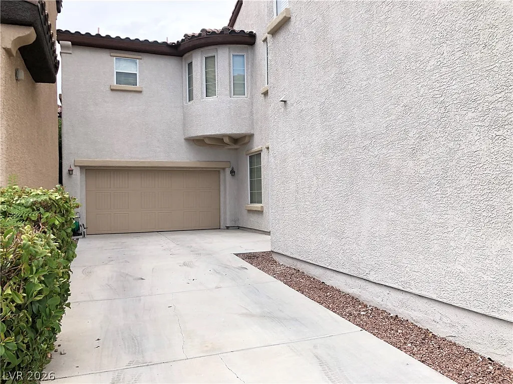 3 bed, 2.5 bath, 2742 sqft, $2,450 — Photo 2