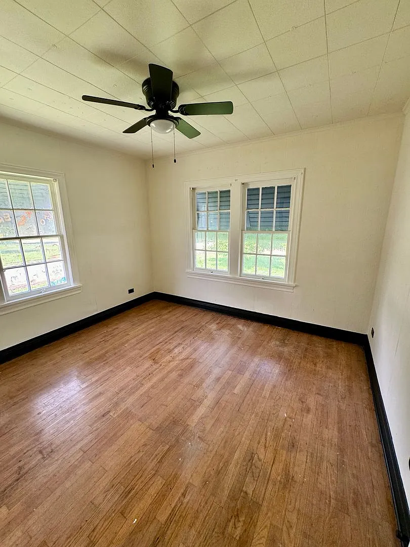 2 Bedroom 1 Bath with Hardwoods for Rent — Photo 3