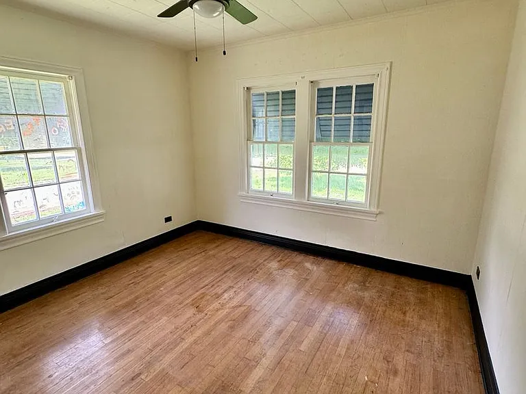 902 Burch St — Photo 3