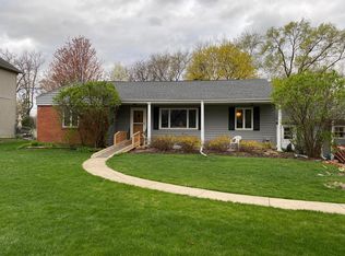 424 Locust Ln, Roselle, IL 60172