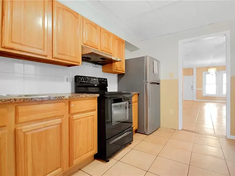 446 W Allen St — Photo 4