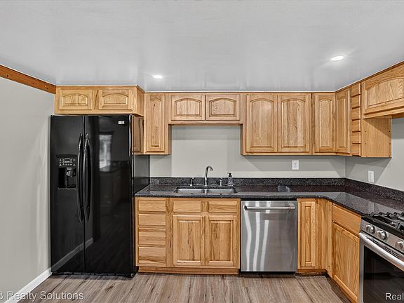 3rd image of 1564 Burnside Rd