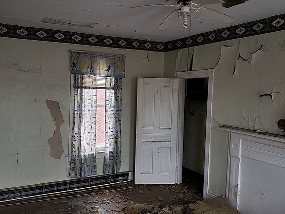 4th image of 711 Railroad St