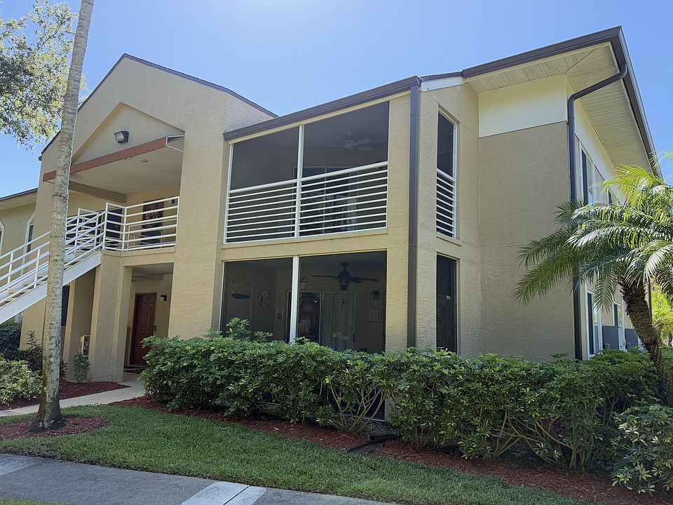 Corner Unit, Lots of Light !