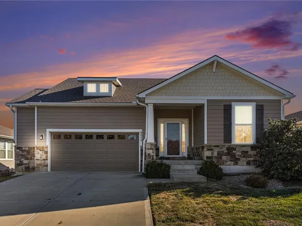 9213 Kenton St, Lenexa, KS 66227