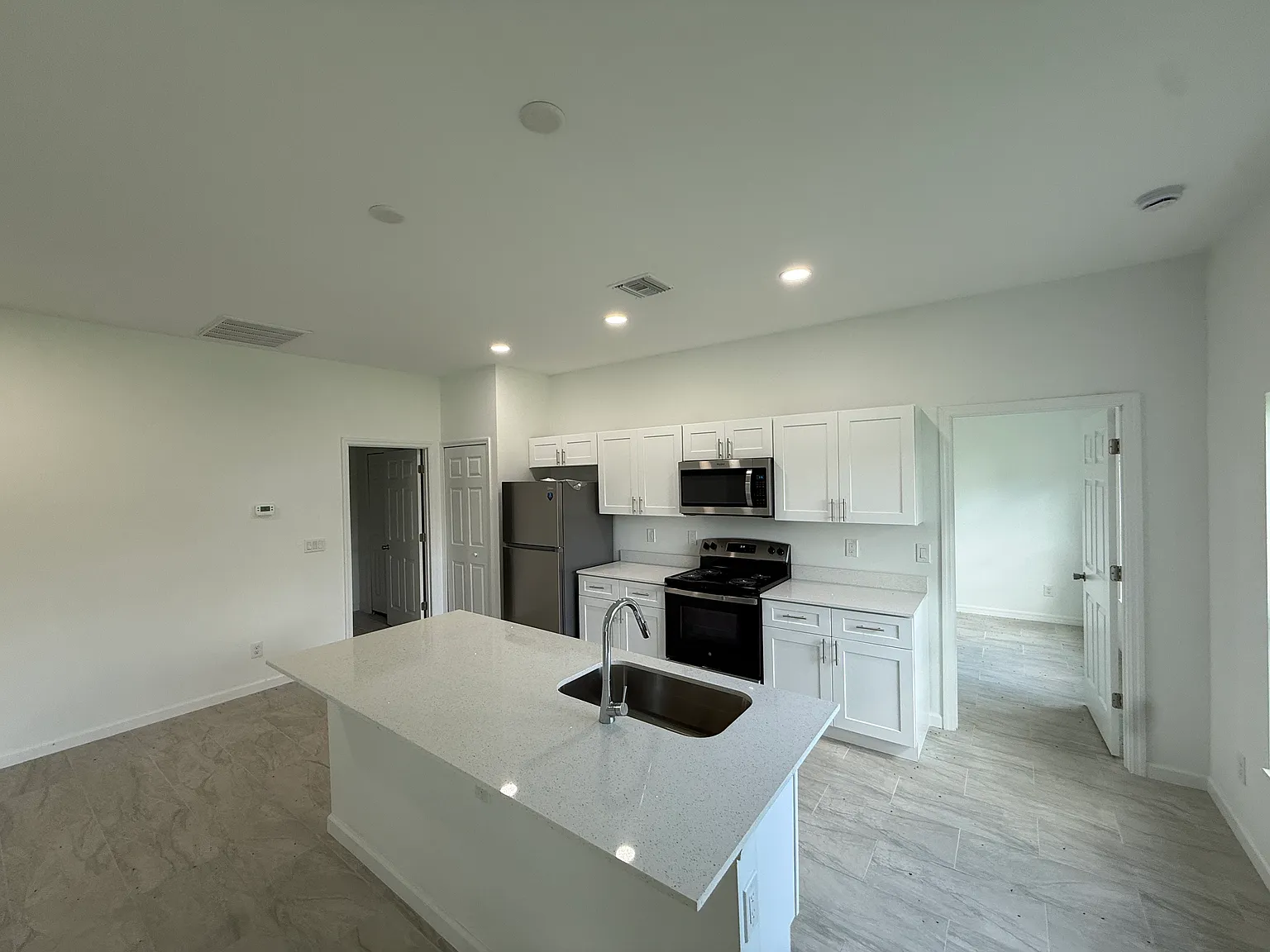 3 bed, 1600 sqft, $1,850 — Photo 3