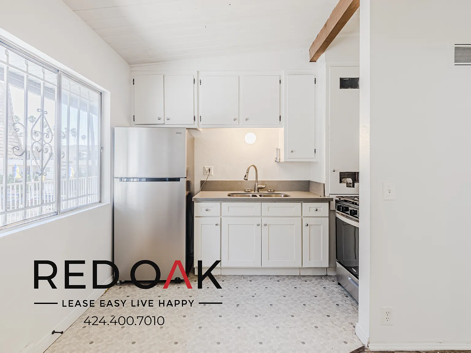 ~6 Weeks FREE~ Amazing One Bedroom with Vaulted Ceilings and Included Parking ~ In Prime Leimert ... — Photo 3