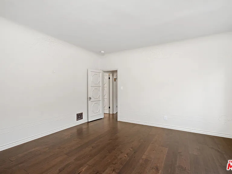 422 S Clark Dr — Photo 10