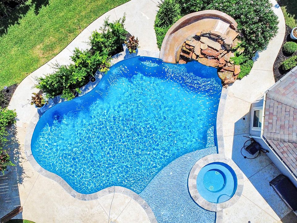 1st image of 10 Lake Garda Drive