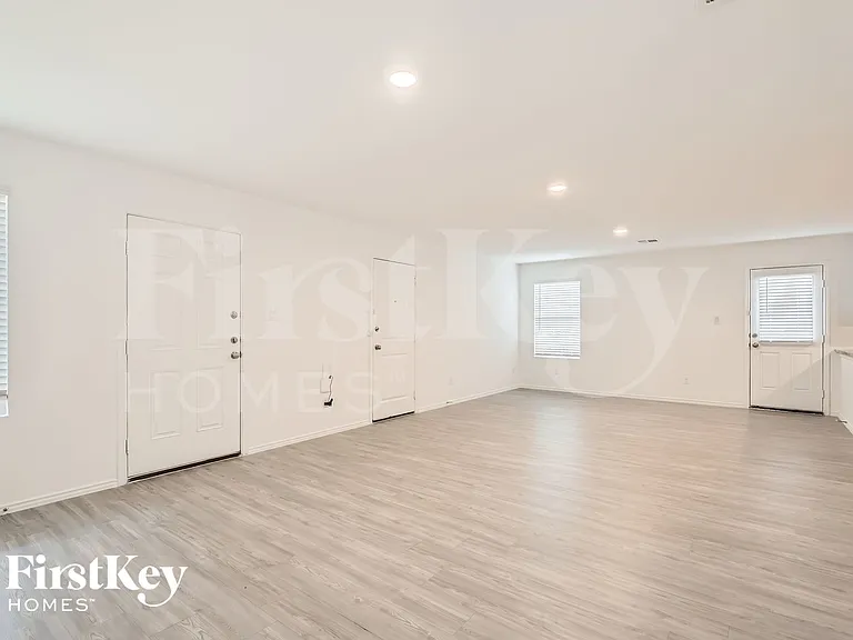 1335 White Willow — Photo 7