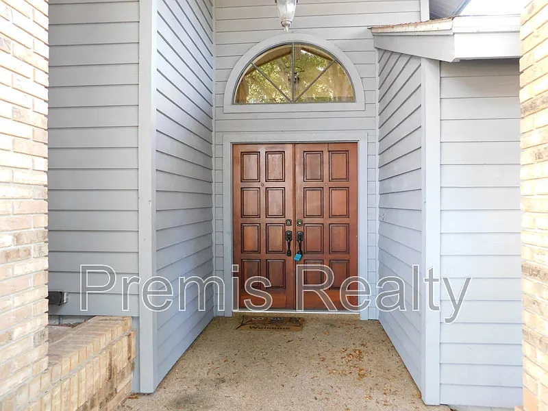 3 bed, 2.0 bath, 2131 sqft, $3,195 — Photo 2