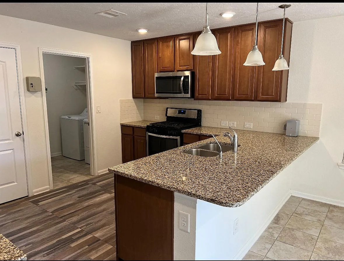 4 bed, 2.5 bath, 2036 sqft, $754 — Photo 4