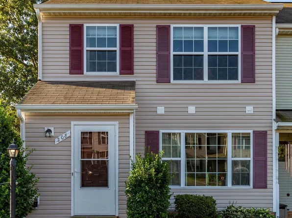 208 Heritage Commons Dr, Fredericksburg, VA 22405