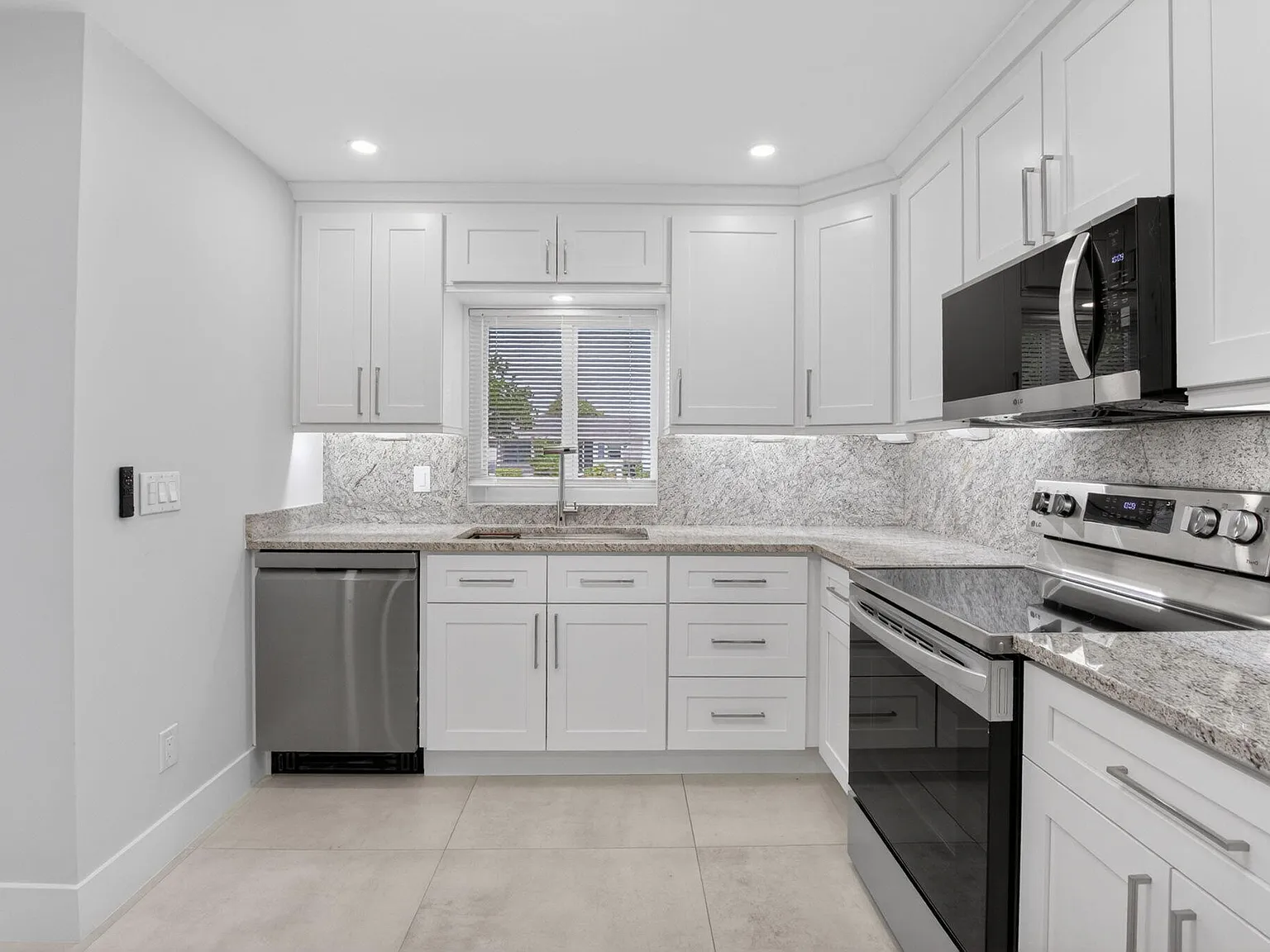 2 bed, 2.0 bath, 1066 sqft, $2,900 — Photo 2