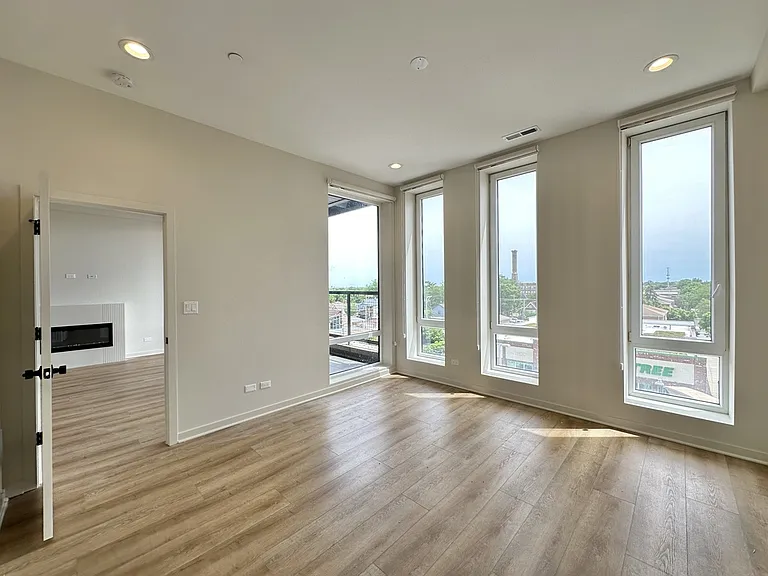 3207 N Narragansett Ave #604 — Photo 15