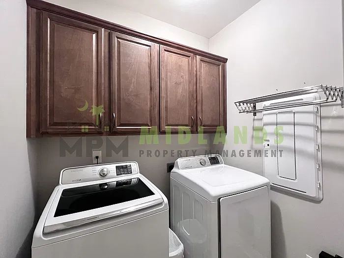 4 bed, 2.5 bath, 2100 sqft, $2,800 — Photo 2