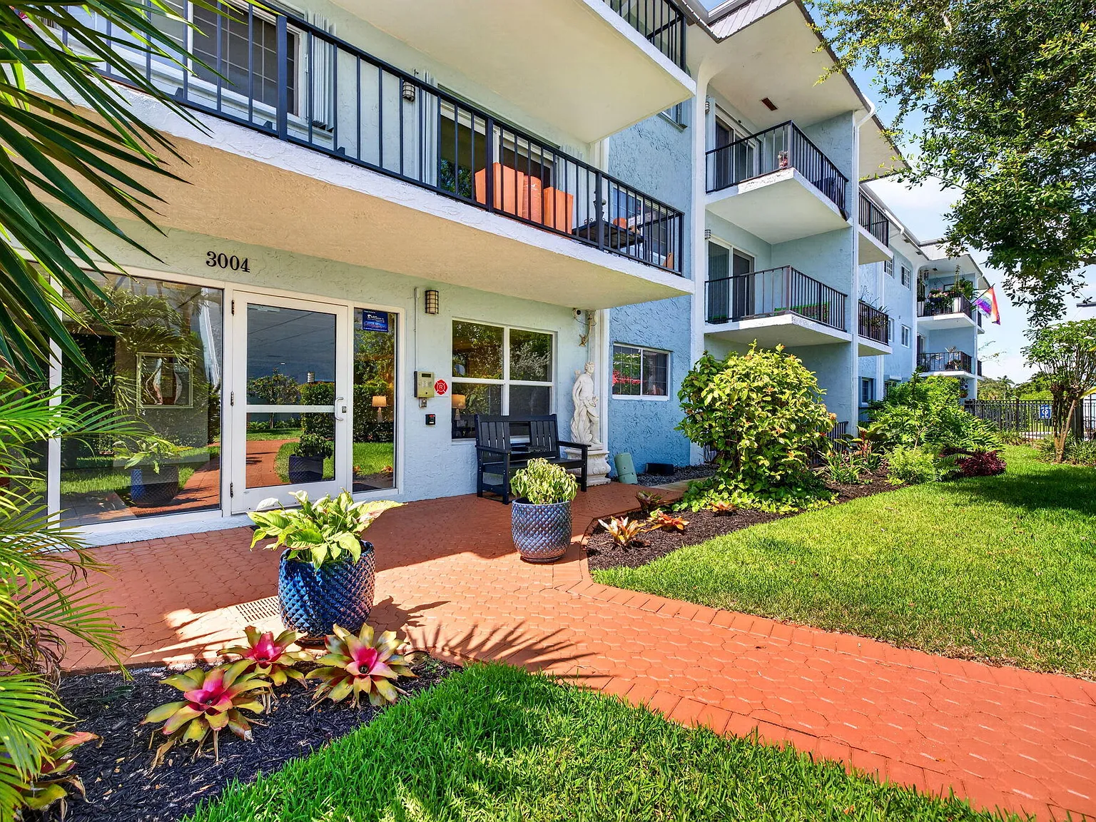 2 bed, 2.0 bath, 1000 sqft, $2,400 — Photo 2