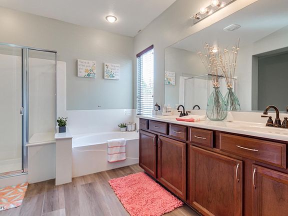 Master Bath w/Separate Tub & Shower
