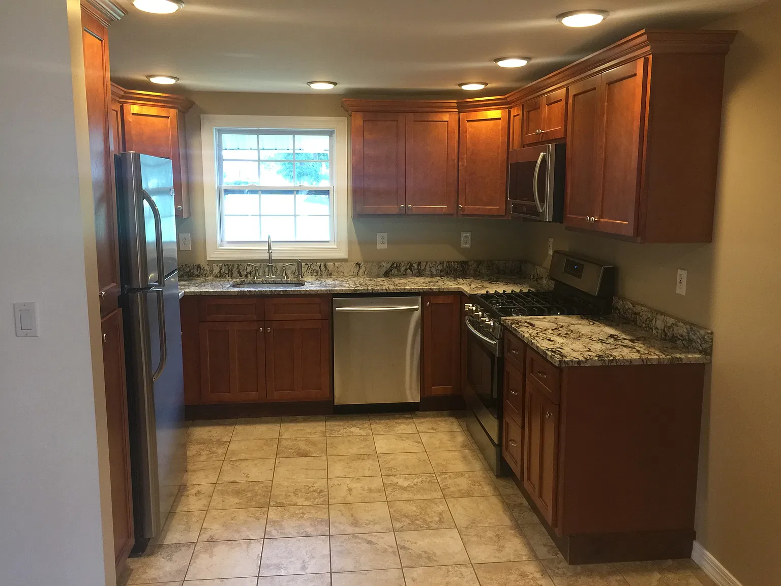 2 bed, 950 sqft, $1,600 — Photo 2