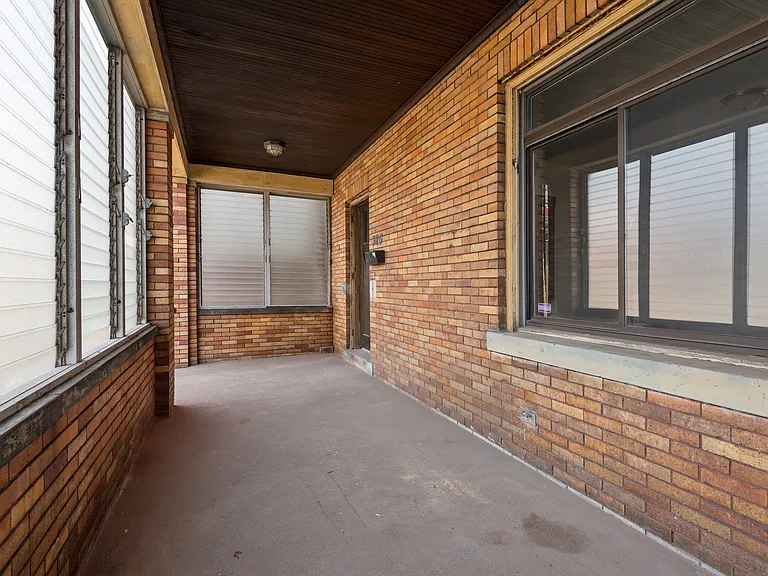 326 Anthony St — Photo 3