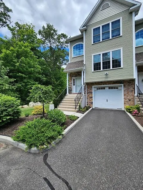 3 Short Oak Dr
