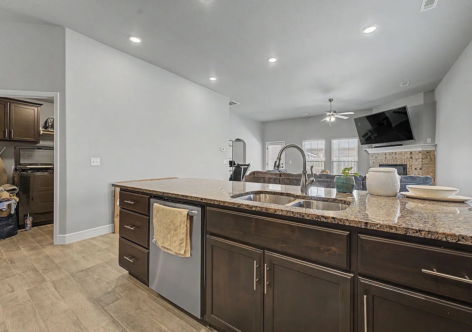 Modern 2BR/2BA Home with Luxury Master Suite & HighCeiling Living Space — Photo 4