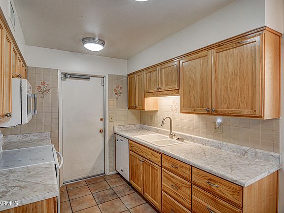 4th image of 10611 W Highwood Ln