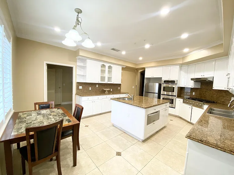 5960 Topeka Dr — Photo 7
