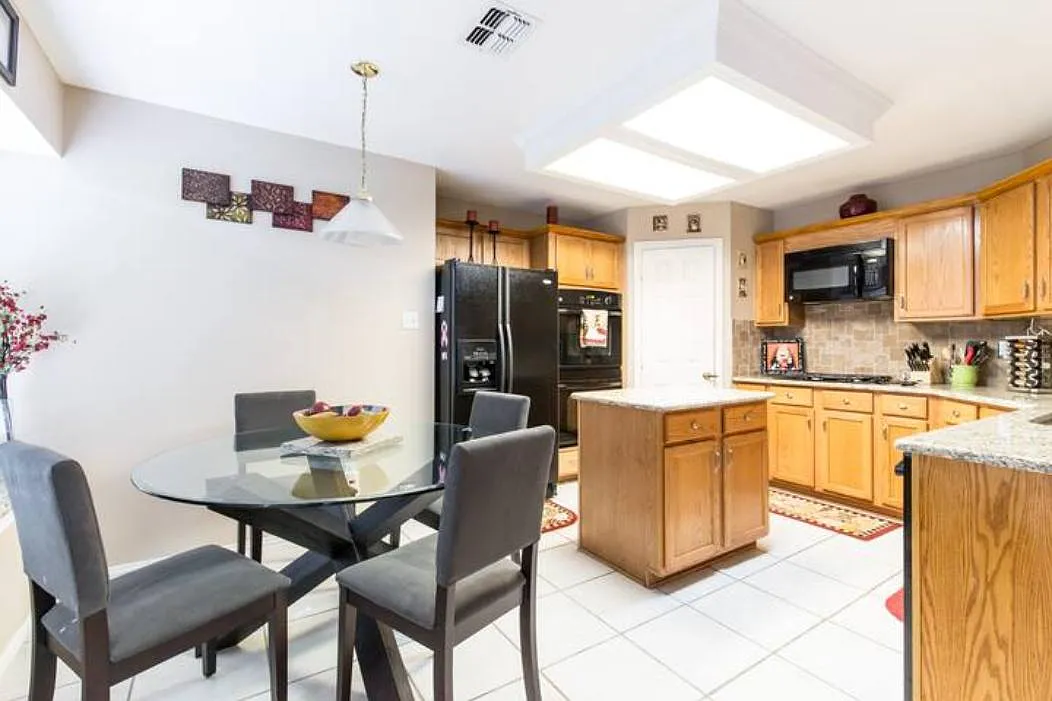 3 bed, 1742 sqft, $5,000 — Photo 4