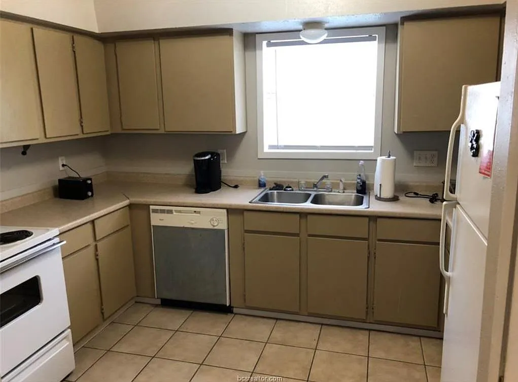 Building Photo - 1104 Spring Loop #C