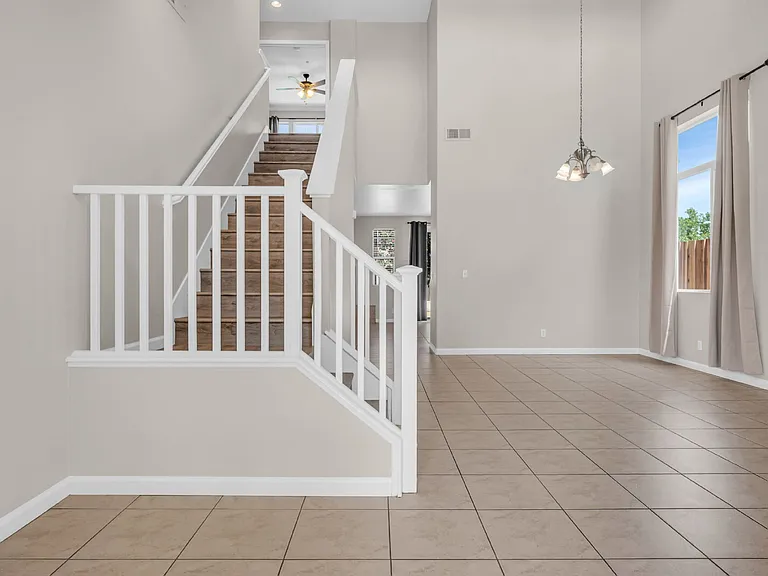1605 Laugenour Dr — Photo 3