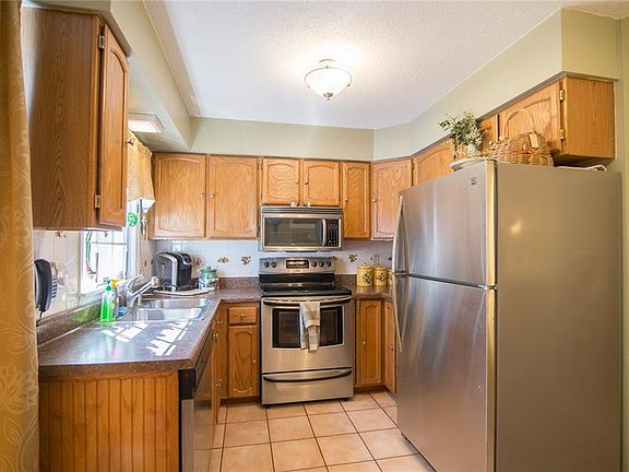 2nd image of 25 Wood Hollow Ln