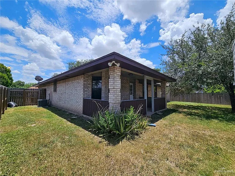 2208 Robin Ave W — Photo 25