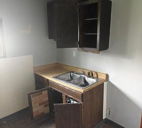 4th image of 811 E Como Ave