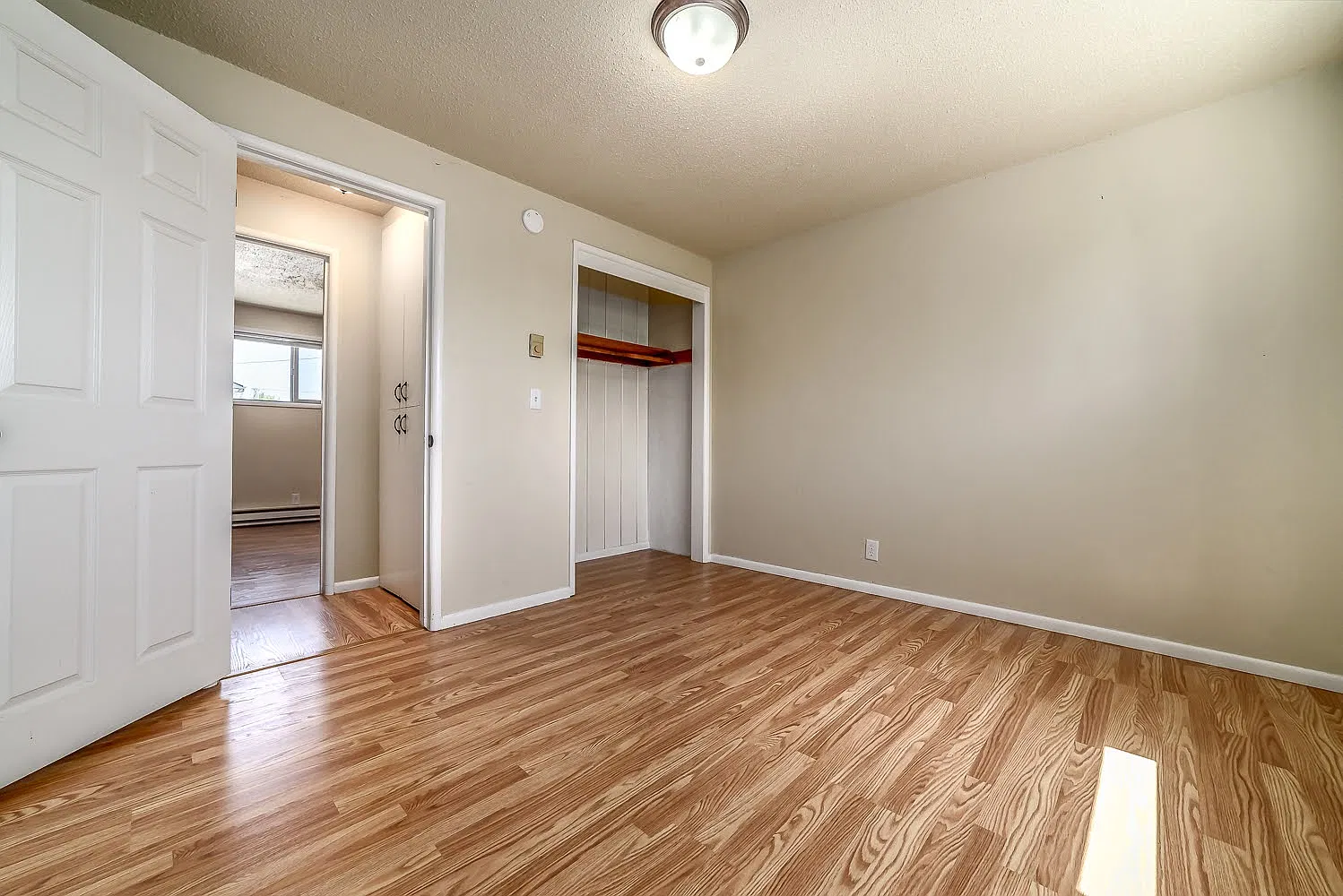 3 bed, 975 sqft, $2,100 — Photo 4