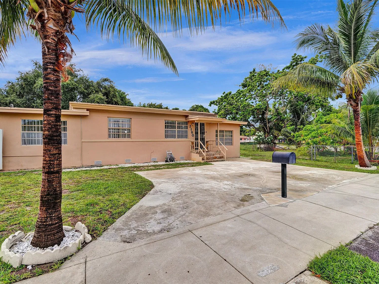 3 bed, 1.0 bath, 942 sqft, $3,200 — Photo 3