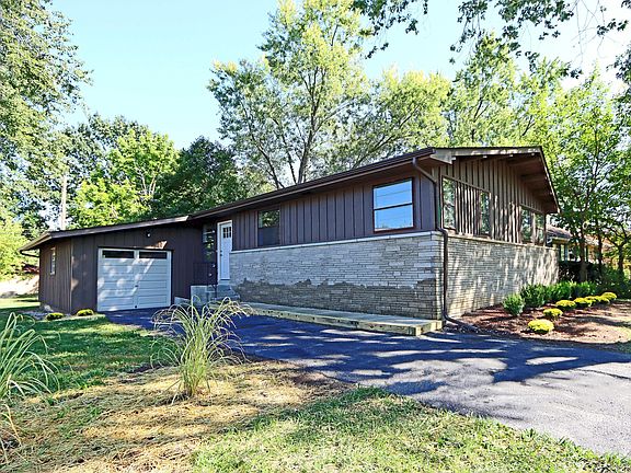 3rd image of 1112 Carrousel Dr E