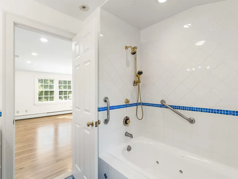 82 Allen Ave — Photo 18