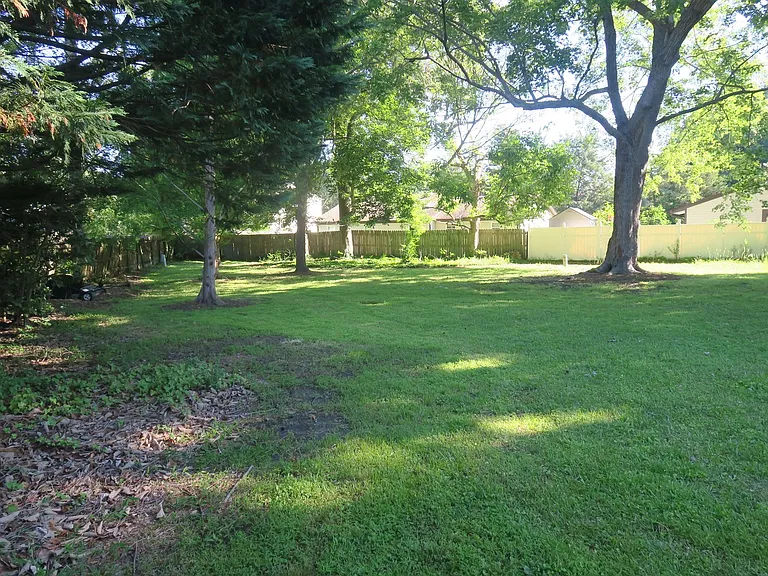 517 Norman Ln — Photo 8