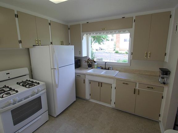 Kitchen: Gas range, refrigerator, microwave, water filter