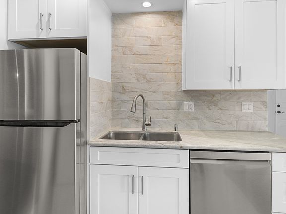 4th image of 1326 S Carmelina Ave APT 5