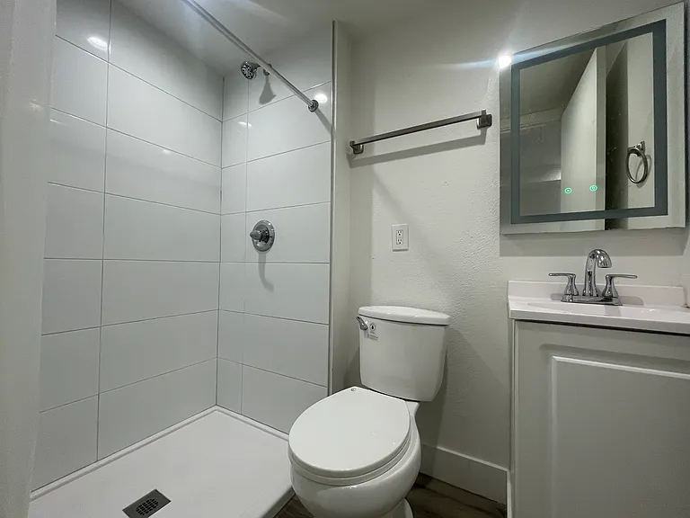 1532 W 37th St #6 — Photo 25