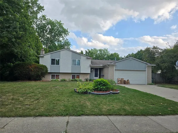 2310 Cumberland Dr, Troy, MI 48085