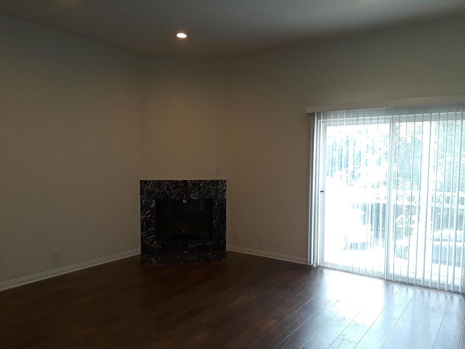L/ R fireplace & balcony