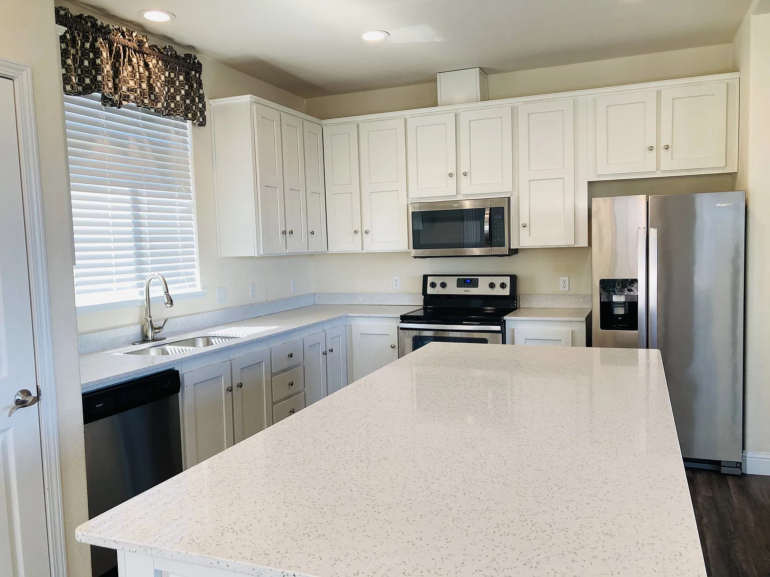 410 Island View Dr — Photo 4