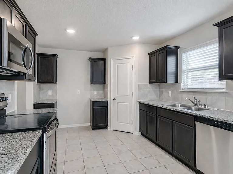 914 Decker Dr — Photo 2