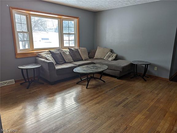 2nd image of 3 Manor Dr