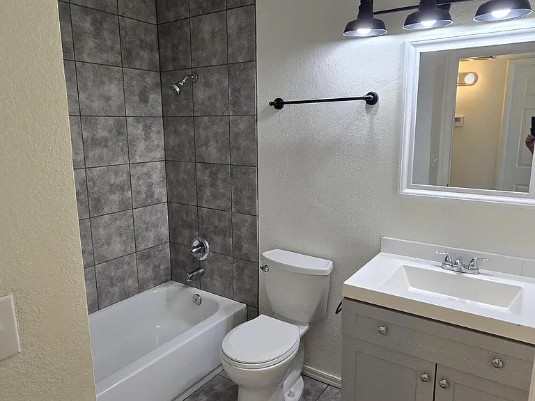 1447 N 53rd Dr — Photo 2